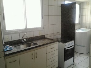 Apartamento, 3 quartos | Cozinha privada | Geladeira, micro-ondas, cooktop, talheres/pratos/utensílios de cozinha