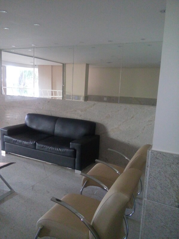 Área de estar no saguão