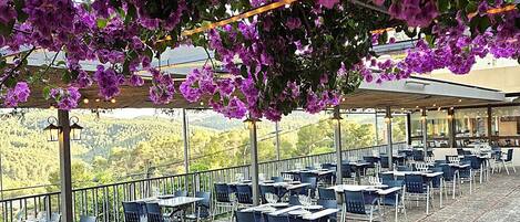 2 restaurants servant le déjeuner, spécialités Cuisine méditerranéenne