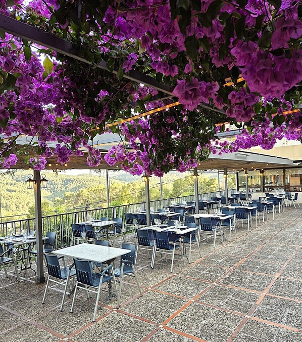 2 restaurants servant le déjeuner, spécialités Cuisine méditerranéenne