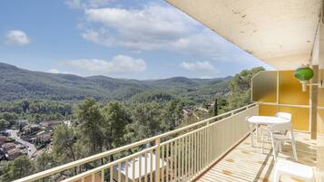 Vierpersoonskamer, balkon, uitzicht op vallei | Terras