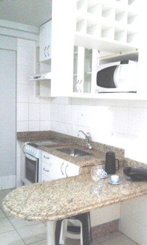 Fridge, stovetop, cookware/dishes/utensils - Flats Studio 45 (Goiania)