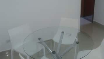 Familien-Stadtwohnung, 3 Schlafzimmer | Wohnzimmer | Flachbildfernseher