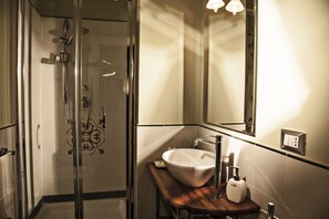 Deluxe-Doppelzimmer, Balkon | Badezimmer | Dusche, kostenlose Toilettenartikel, Bidet, Handtücher
