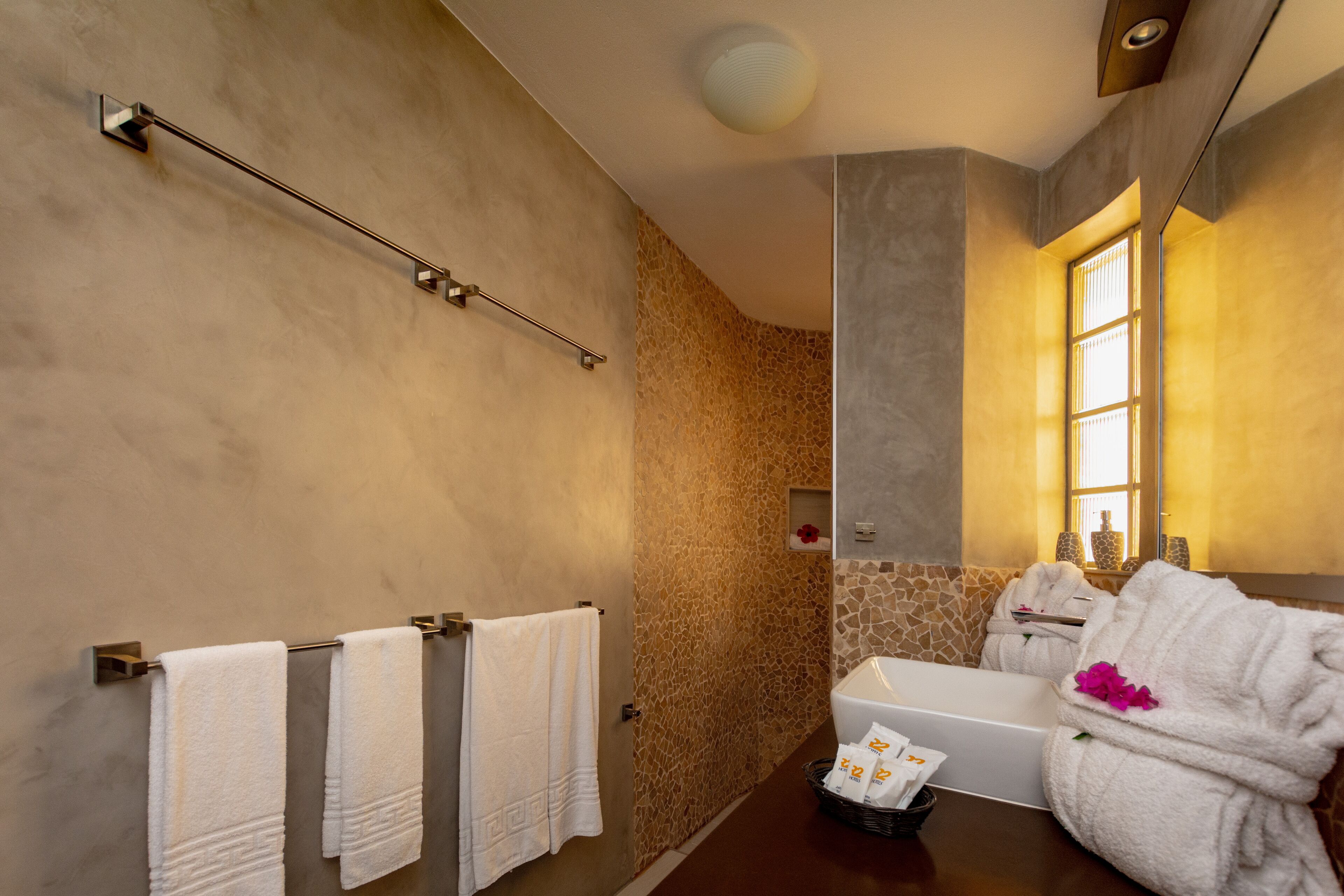 Une salle de bain moderne avec une baignoire, un porte-serviettes et un espace douche.