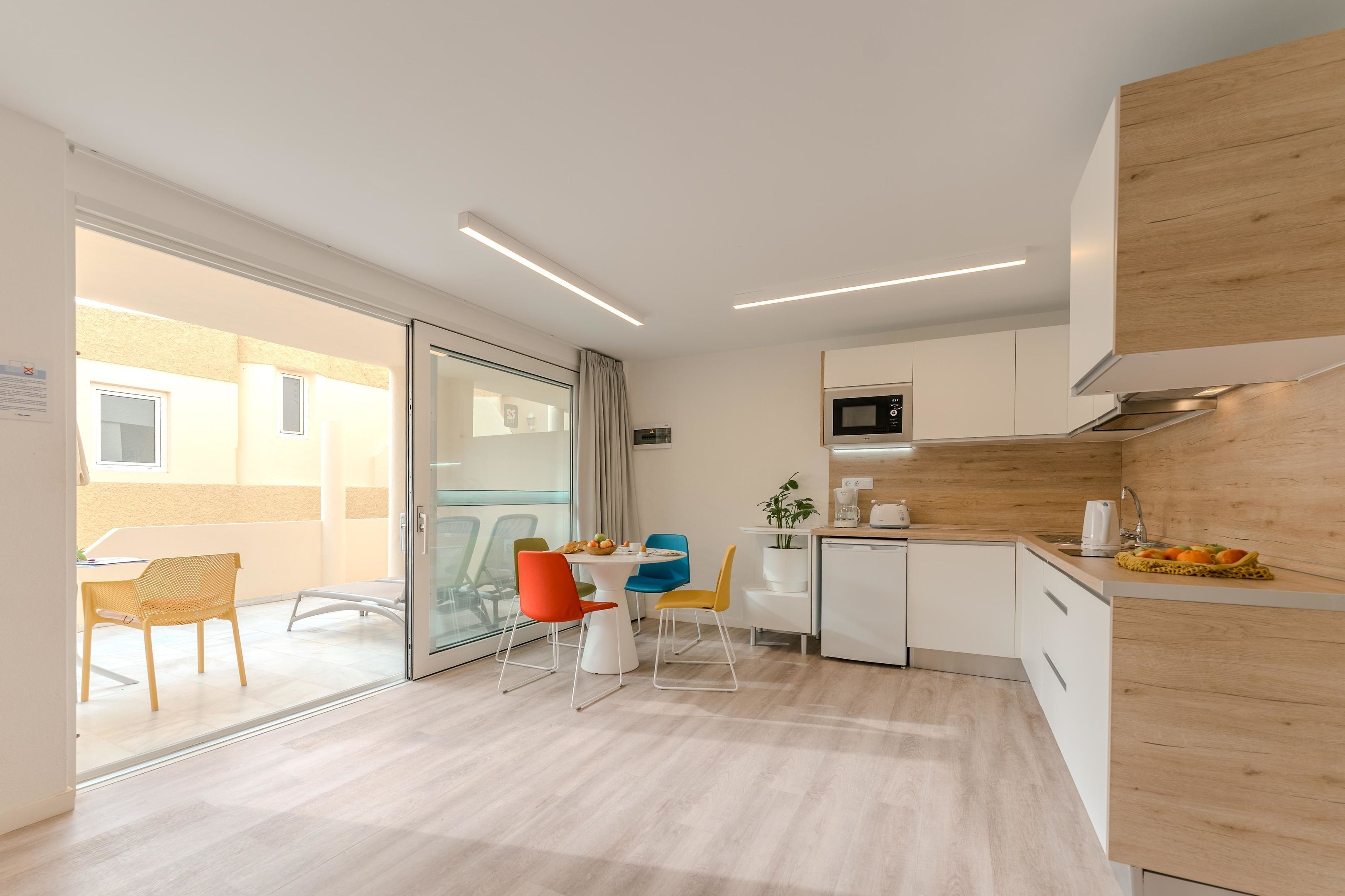Apartamento superior, 1 habitación | Cocina privada | Frigorífico, microondas, placa de cocina y cafetera o tetera