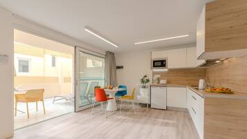 Apartamento superior, 1 habitación | Cocina privada | Frigorífico, microondas, placa de cocina y cafetera o tetera