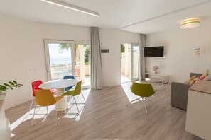 0-inch flat-screen TV with satellite channels, TV - R2 Maryvent Beach Apartaments (Pajara)