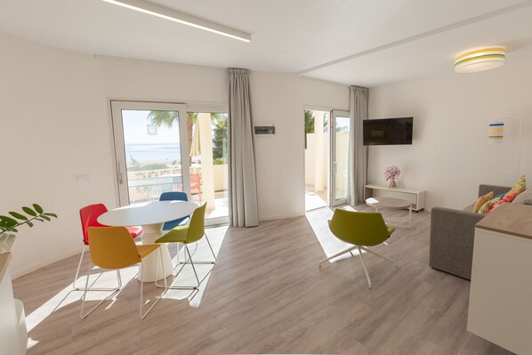 0-inch flat-screen TV with satellite channels, TV - R2 Maryvent Beach Apartaments (Pajara)