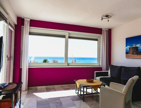 0-inch flat-screen TV with satellite channels, TV - R2 Maryvent Beach Apartaments (Pajara)