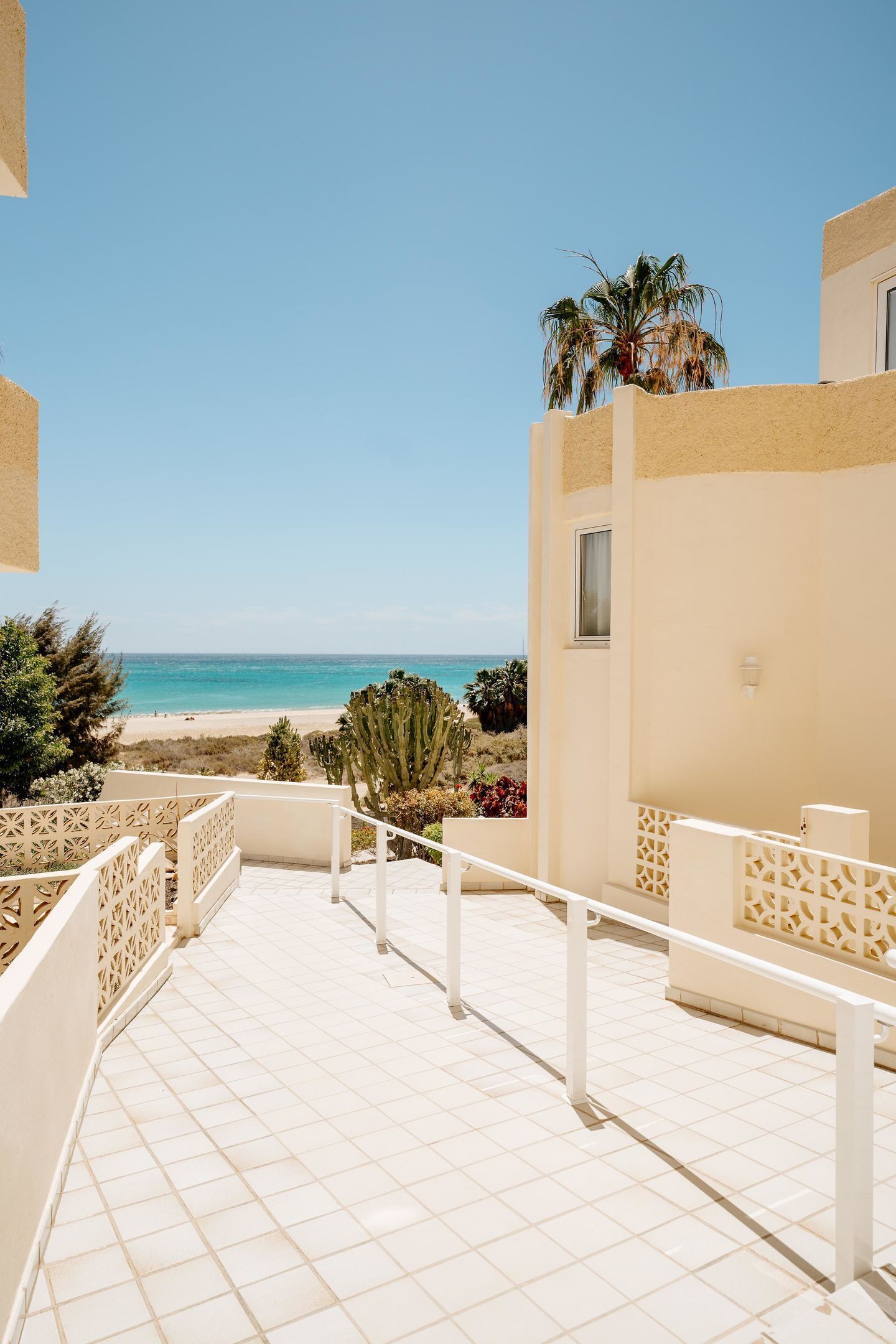 Un balcon avec vue sur la plage et l’océan.