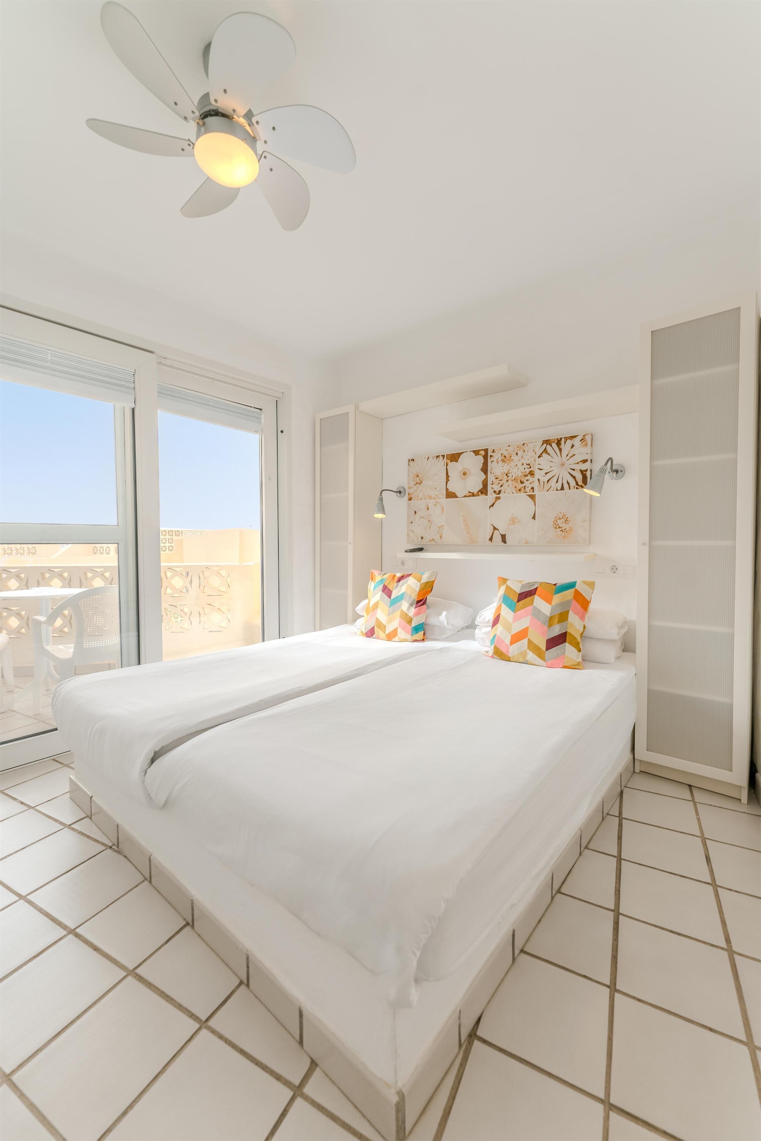 淋浴設備、淋浴花灑、吹風機、浴袍