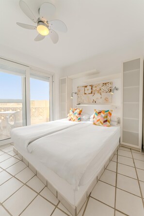 Shower, rainfall showerhead, hair dryer, bathrobes - R2 Maryvent Beach Apartaments (Pajara)