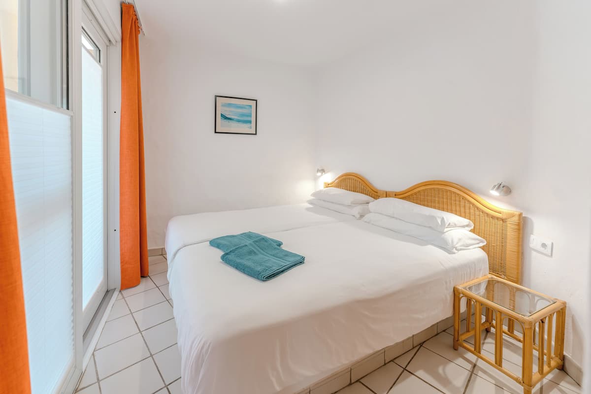 Premium bedding, in-room safe, WiFi (free), bed sheets