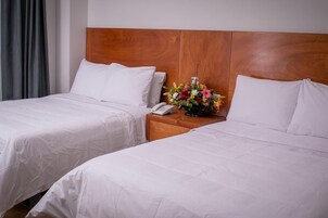 Escrivaninha, ferros/tábuas de passar roupa, Wi-Fi de cortesia