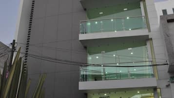 Un edificio de varios pisos con un letrero destacado que dice "AMD".