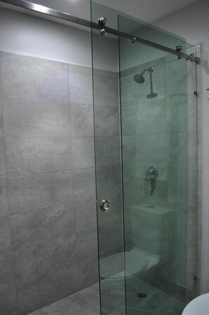 Een douche, een regendouche, gratis toiletartikelen, een haardroger