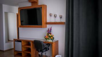 Escritorio, tabla de planchar con plancha, wifi gratis y ropa de cama