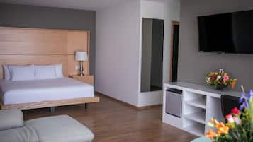 Suite Deluxe | Escritorio, tabla de planchar con plancha, wifi gratis y ropa de cama