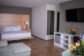 Suite Deluxe | Escritorio, tabla de planchar con plancha, wifi gratis y ropa de cama 