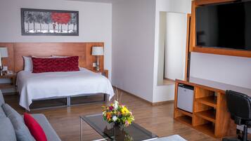 Een bureau, een strijkplank/strijkijzer, gratis wifi, beddengoed