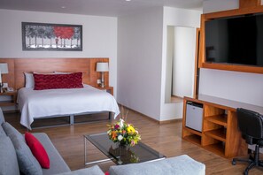 Meja, seterika/papan seterika, Wi-fi percuma, cadar katil 