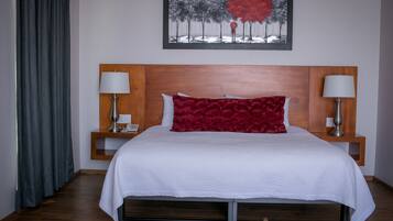 Suíte luxo | Escrivaninha, ferros/tábuas de passar roupa, Wi-Fi de cortesia