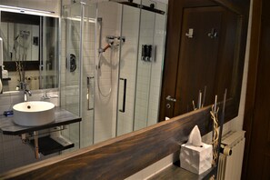 Comfort Double or Twin Room, Private Bathroom, Garden Area | Bathroom | Shower, free toiletries, hair dryer, bidet - Trieste59 B&B (Trieste)