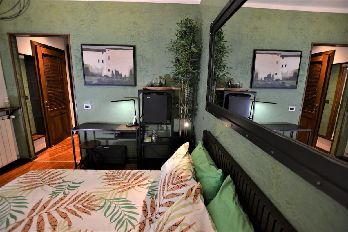 Standard Double Room, Private Bathroom, Garden Area | Peralatan tempat tidur premium, gebar bulu kapas, bar mini