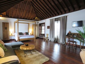 Grand Suite (N9) | Frette Italian sheets, premium bedding, in-room safe, desk - Hotel Boutique Palacio Ico (Teguise)