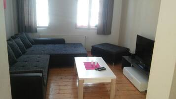 Exclusive-Apartment, 2 Schlafzimmer | Wohnbereich | Flachbildfernseher