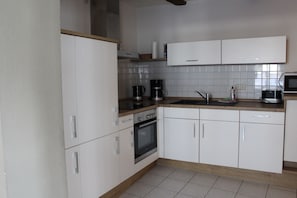 City Duplex, 2 Bedrooms | Private kitchen | Fridge, microwave, oven, stovetop - Appartments am Brunnen (Quedlinburg)