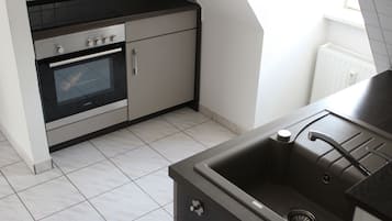 冷蔵庫、電子レンジ、オーブン、コンロ