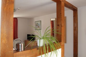 Comfort-Apartment, 1 Schlafzimmer, Balkon, Stadtblick | Wohnbereich | Flachbildfernseher