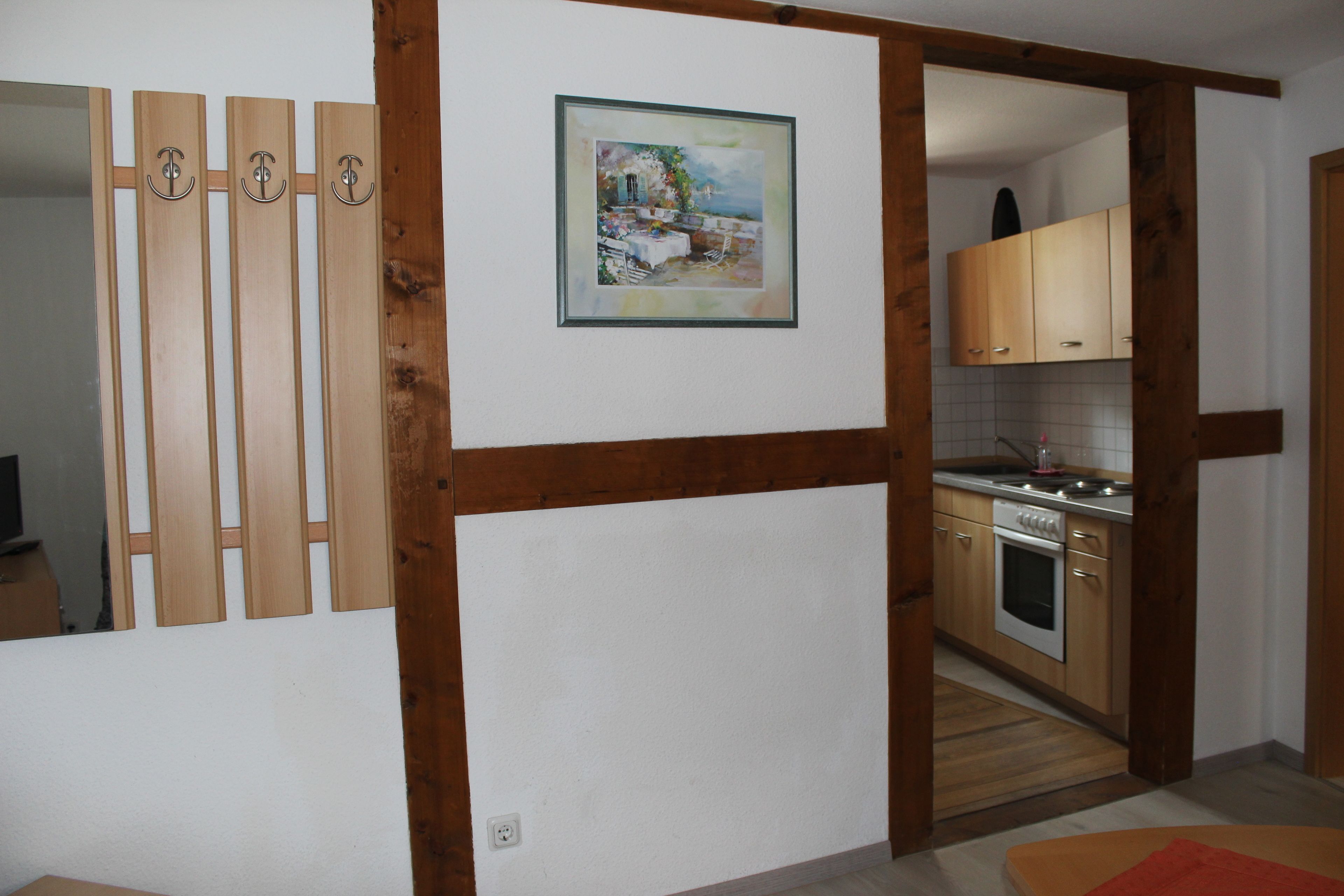 Eine Küche mit Holzschränken, einem Herd und einem Spülbecken.