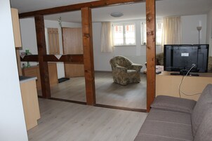 Familienapartment, 1 Schlafzimmer, Küche, zum Innenhof hin | 1 Schlafzimmer, hochwertige Bettwaren, schallisolierte Zimmer