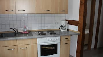 Classic Double or Twin Room, 2 Single Beds, Non Smoking, Kitchen | Private kitchenette | Full-sized fridge, stovetop, coffee/tea maker, electric kettle