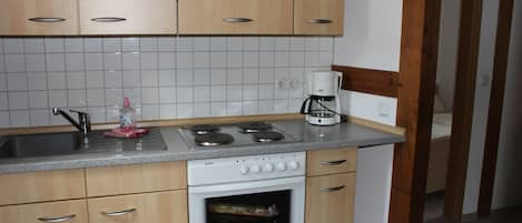 Classic Double or Twin Room, 2 Single Beds, Non Smoking, Kitchen | Private kitchenette | Full-sized fridge, stovetop, coffee/tea maker, electric kettle