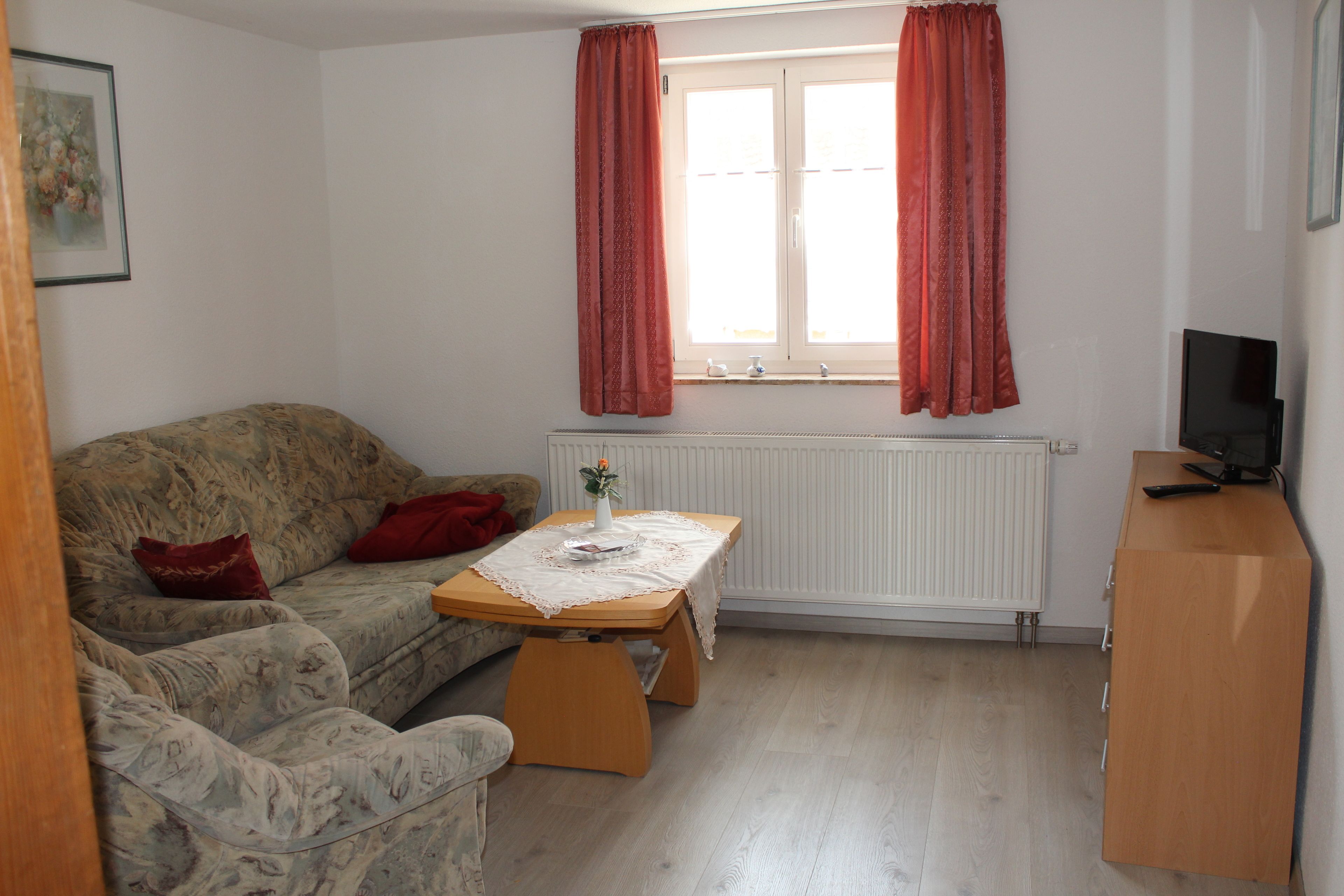 Comfort-Apartment, 1 Schlafzimmer, Balkon, Stadtblick | Wohnbereich | Flachbildfernseher