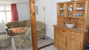 Traditional-Apartment, 1 Schlafzimmer, Küche, Erdgeschoss | Wohnbereich | Flachbildfernseher