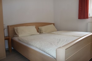 Standard-Apartment, 1 Schlafzimmer, Küche, Erdgeschoss | 1 Schlafzimmer, hochwertige Bettwaren, schallisolierte Zimmer