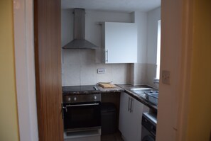 Apartment, 1 Bedroom | Private kitchen | Full-sized fridge, microwave, oven, cookware/dishes/utensils - granary (London)
