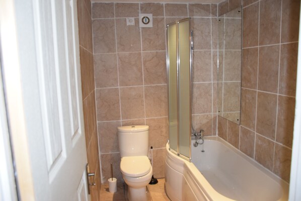 Apartamento, 1 quarto | Banheiro | Chuveiro/banheira combinados, produtos de toalete grátis