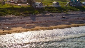Ein Küstdorf mit Häusern und einem Strand.