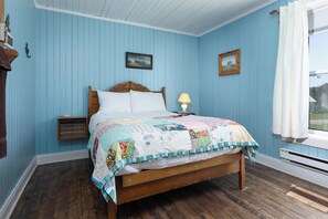 Traditional Room, 1 Double Bed, Shared Bathroom | Premium bedding, iron/ironing board - Camp de Base Gaspésie (Perce)