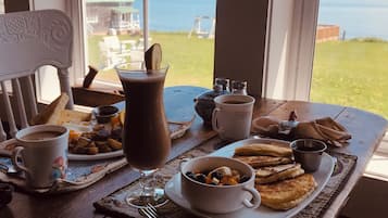 Aperto a colazione e brunch, cucina locale, con vista sulla spiaggia