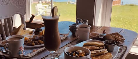 FrĂŒhstĂŒck, Brunch, lokale KĂŒche, Blick auf den Strand