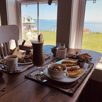 Aperto a colazione e brunch, cucina locale, con vista sulla spiaggia 