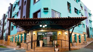 Ein mehrstöckiges Hotel mit einer Stein-Fassade und einem Ziegeldach-Eingang.