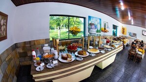 Ein reichhaltiges Buffet mit verschiedenen Speisen und Beilagen.